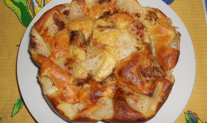 Шарлотка с дыней и корицей