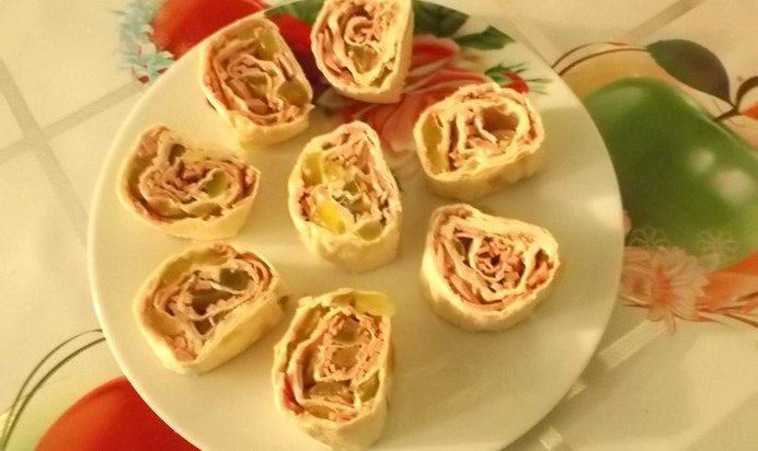 Рулет из лаваша с ветчиной и виноградом