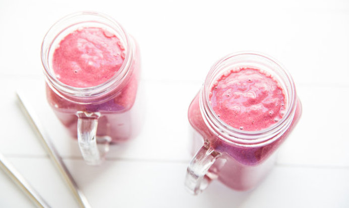Смузи с малиной и свеклой