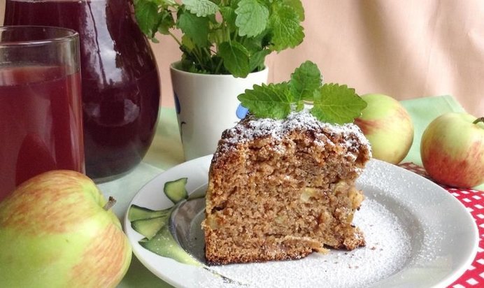 Ароматная яблочная шарлотка с облепихой