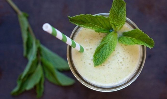 Смузи с ананасом, мятой и кешью