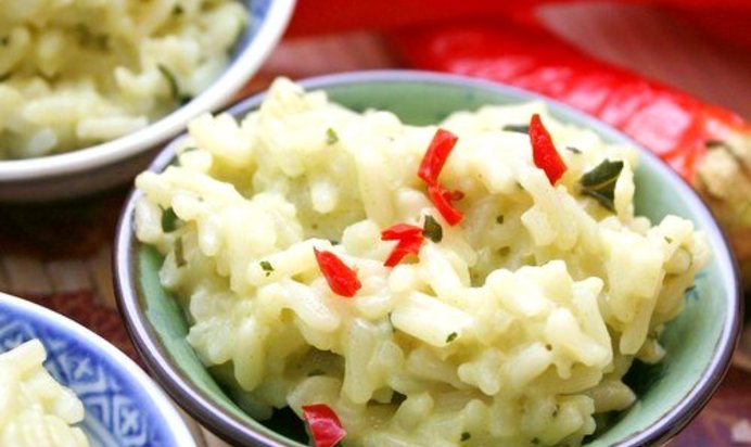 Летнее ризотто с зеленью, фетой и кабачками