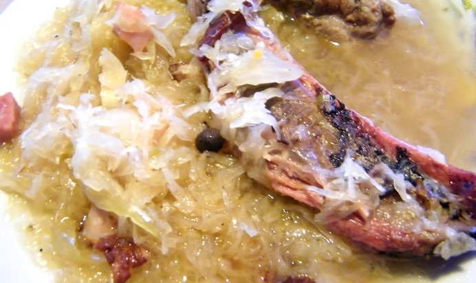 Горальская квашница с белыми грибами и беконом