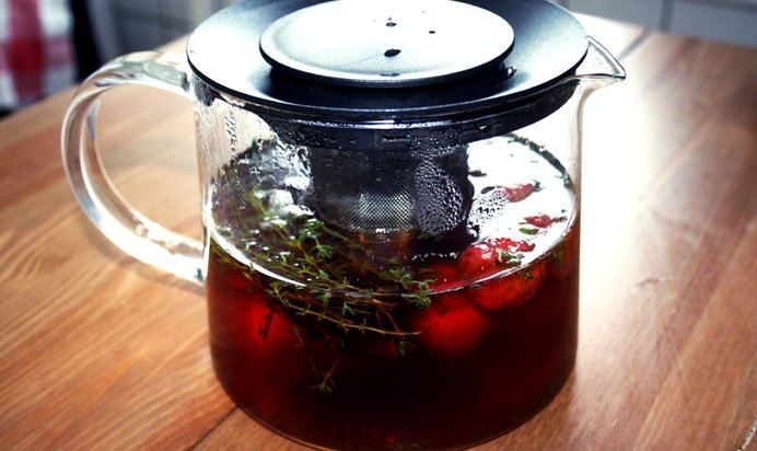 Чай с тимьяном и клубникой