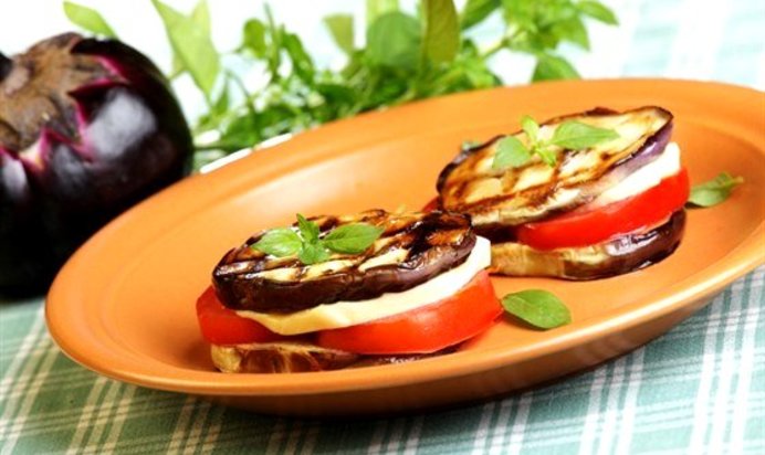 Бутерброд с баклажаном и моцареллой