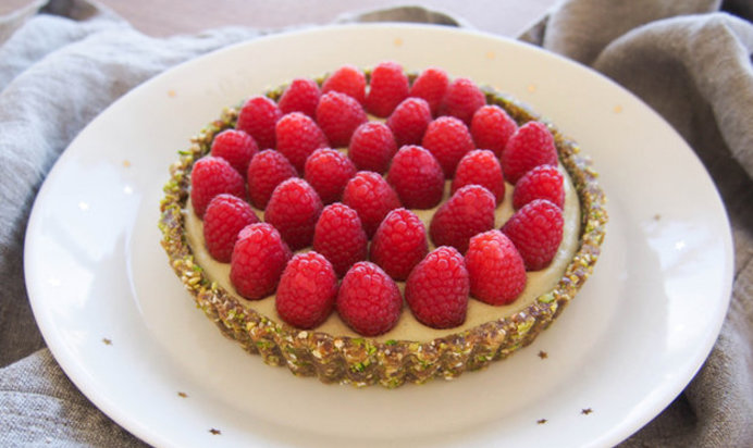 Малиновое пирожное с фисташками