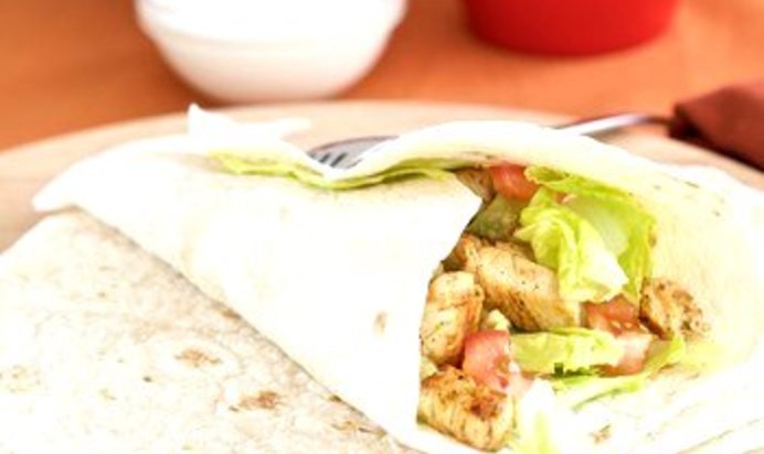 Роллы из утки со свежими овощами и песто