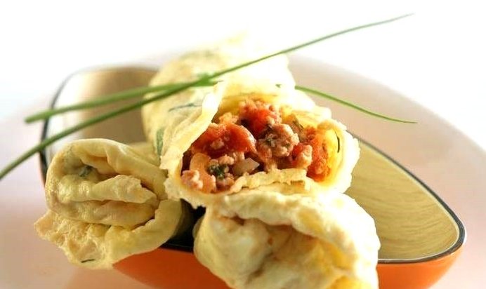 Омлетные рулетики с курицей, помидорами и зеленью