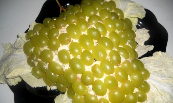 Салат Ожерелье с виноградом