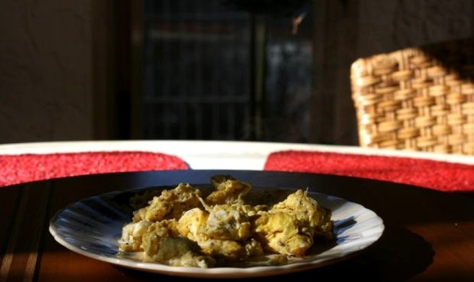 Яичница-болтунья простая