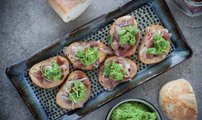 Кростини с прошутто и песто из зеленого горошка