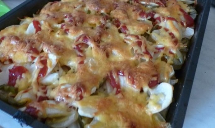 Слоеная овощная запеканка с беконом