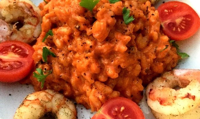 Томатное ризотто с креветками и помидорами черри