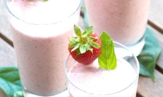 Клубничный смузи с клюквенным соком