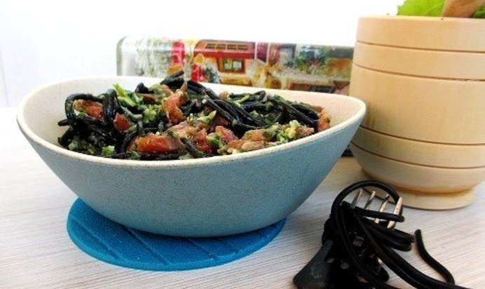 Паста с песто из шпината и черемши с копченым лососем