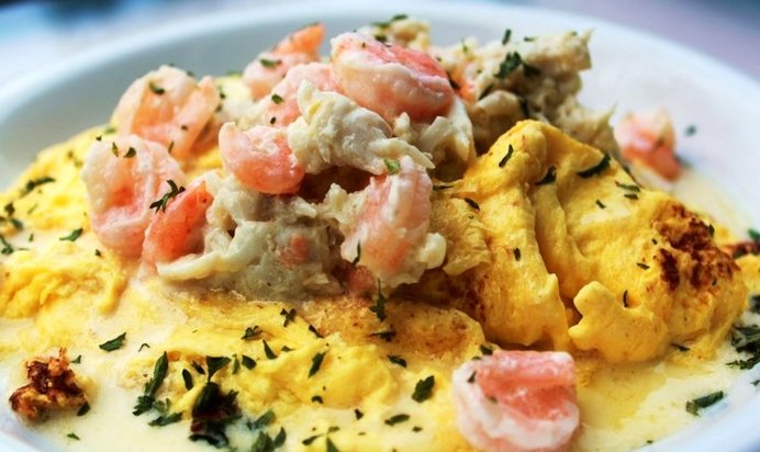 Омлет с креветками и авокадо