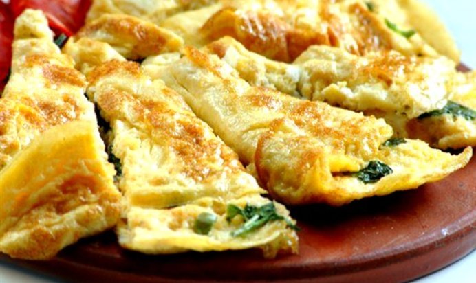 Омлет с тыквой, карамелизованным луком, горгонзолой и шалфеем