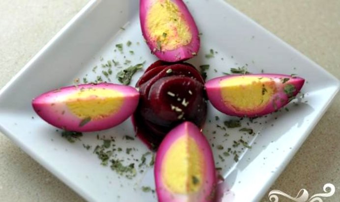 Красный цветок