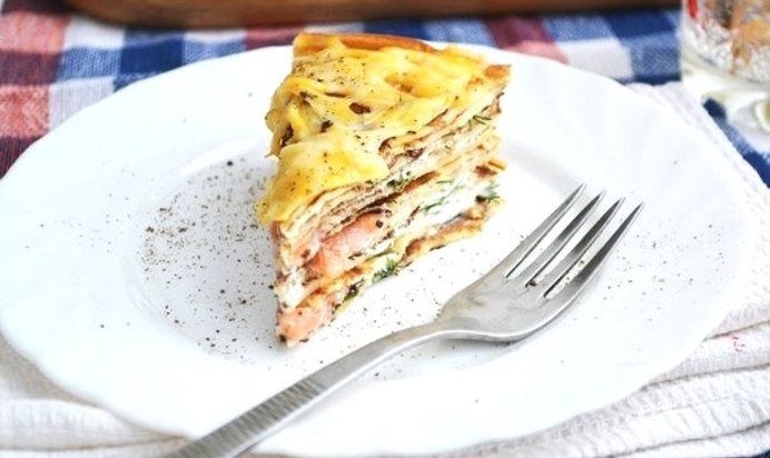 Блинчатый пирог с лососем