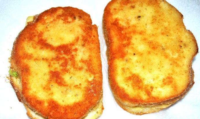 Хрустящие жареный гренки с курицей и сыром