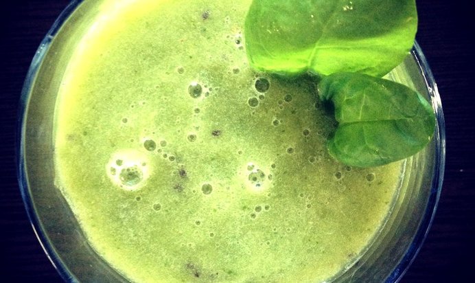 Зеленый смузи с ананасом