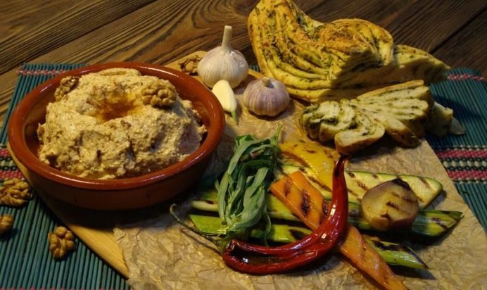 Цыпленок по-черкесски (Circassian Chicken) под пряным соусом