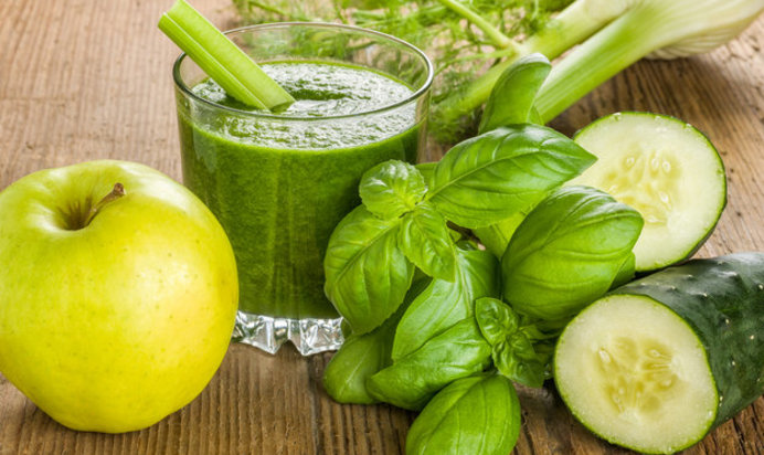 Зеленый смузи со шпинатом и огурцом