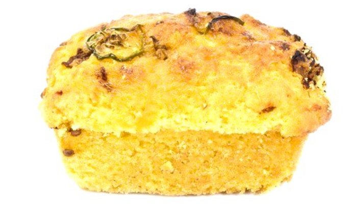 Кукурузный хлеб с чеддером, халапеньо и зеленым луком