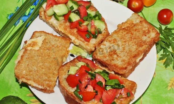 Хлеб в молоке с яйцом на сковороде