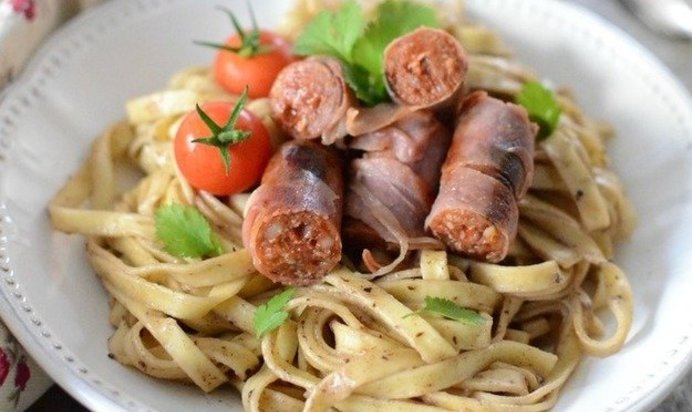 Тальятелле с колбасками и песто