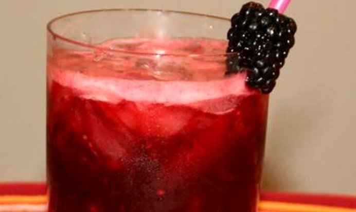 Алкогольный напиток с ежевикой