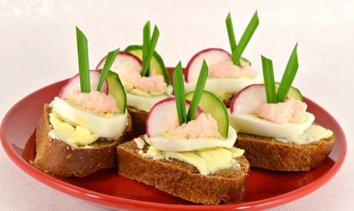Бутерброды с маслом, яйцом и икрой мойвы
