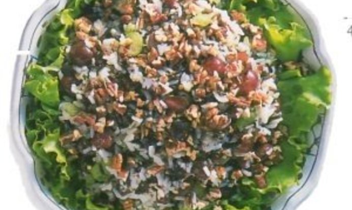 Салат из белого и дикого риса с клюквой и виноградом