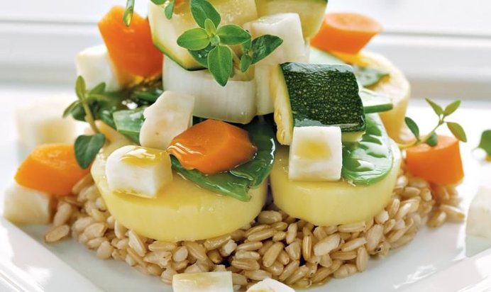 Паровые овощи на ложе из риса с кисло-сладким соусом