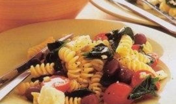 Греческий салат с макаронами