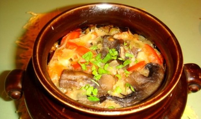 Овощи с грибами в горшочках