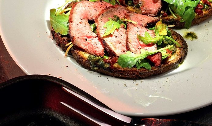 Брускетта с говядиной, томатами и песто