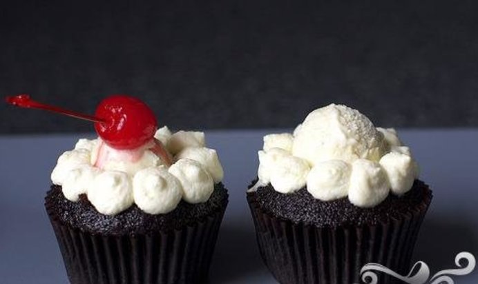 Шоколадные маффины со сливками и вишней