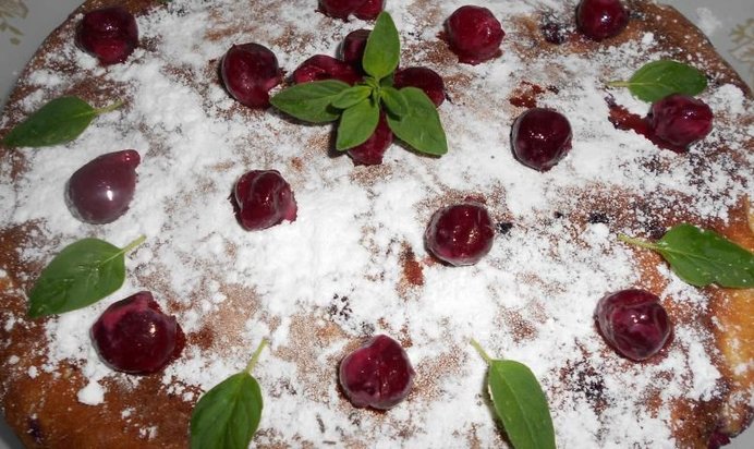 Шарлотка с вишней