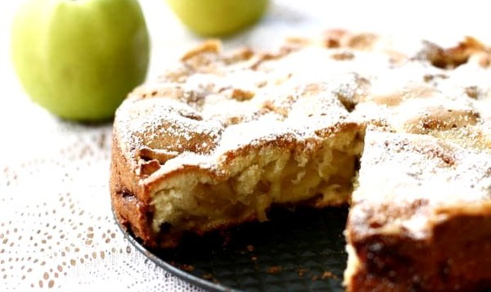 Диетическая яблочная шарлотка с медом на ржаной муке