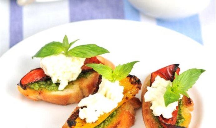 Брускетта с соусом песто, запеченными перцами и козьим сыром