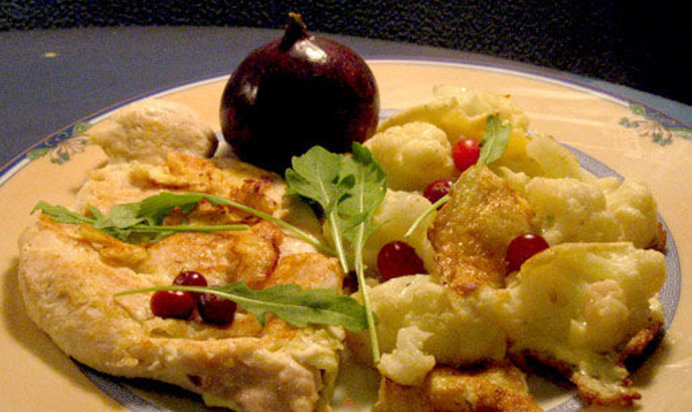 Курица и цветная капуста в омлете