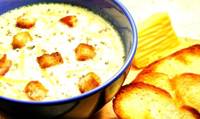 Суп сырный с гренками