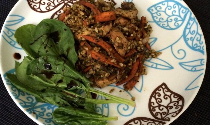 Плов из цельнозернового риса и шпината