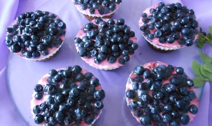 Мини-шарлотка с черникой, творожным кремом
