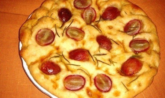 Фокачча с красным виноградом