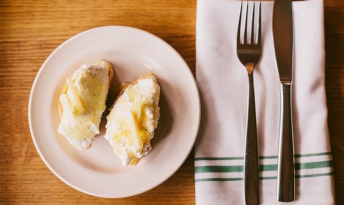 Бутерброды рикоттой и медом