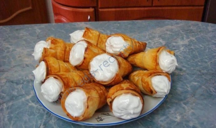 Слоеное пирожное трубочка с кремом