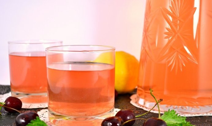 Холодный зеленый чай с черешней, красной смородиной, корицей и мятой