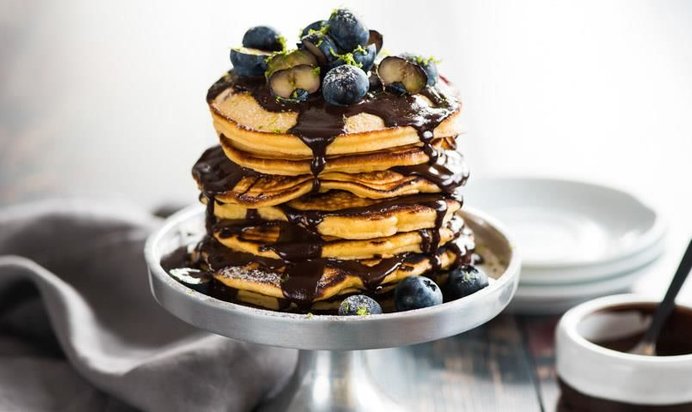 Пирожное из блинчиков с черникой и шоколадом